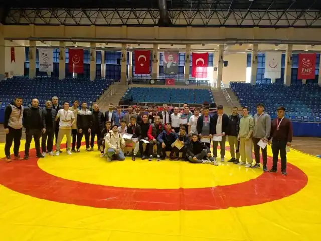 Aydın'da Genç Güreşçiler Şampiyonayı Fethetti
