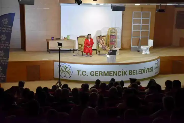 İlçe Tiyatrosu'nda Büyük Başarı: 'Şimdi Ne Olacak?'