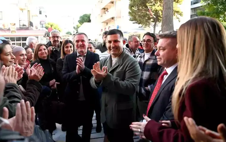 Ege Kasabasında Parti Değişikliği: Coşkulu Geçiş Töreni